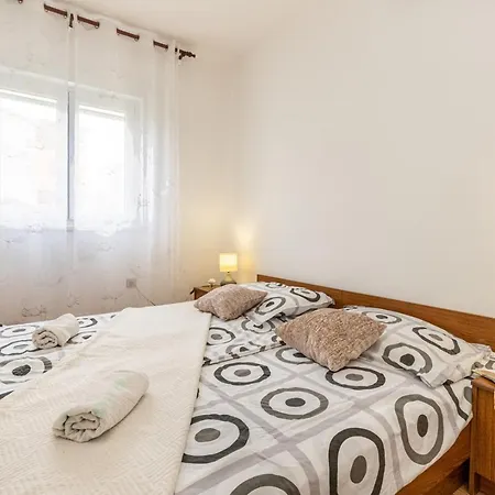 Guest house Edi 581 Jadrtovac